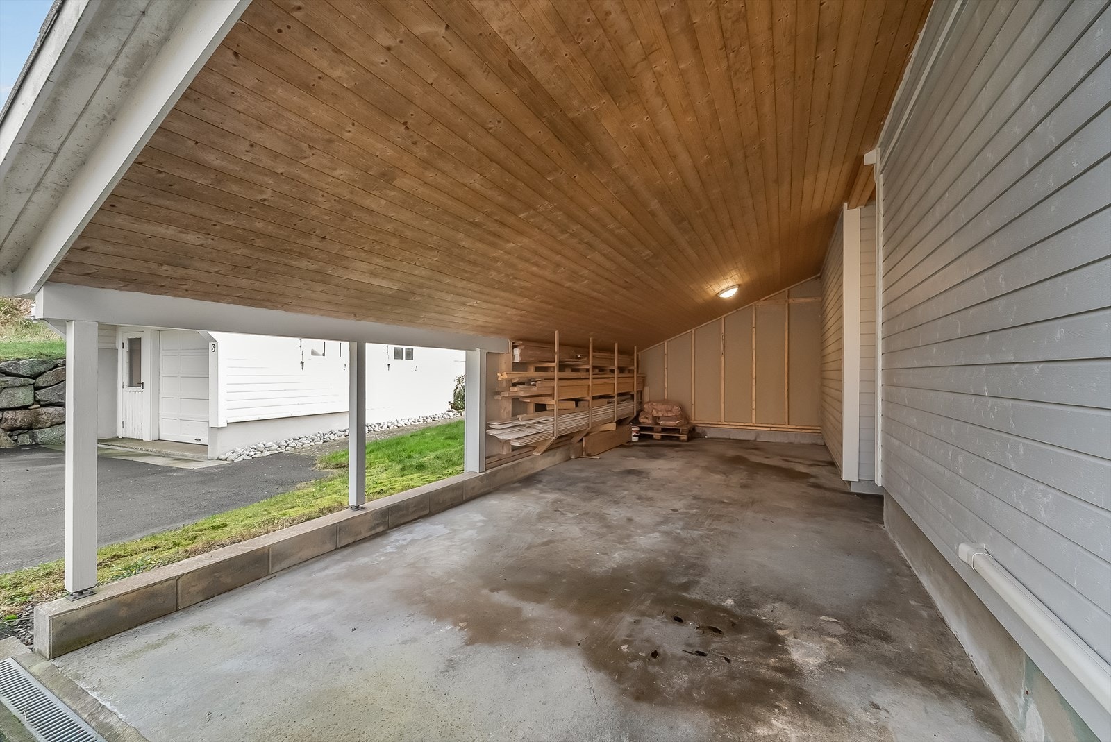 Hyller for lagring er etablert i bakkant. Galleribilde