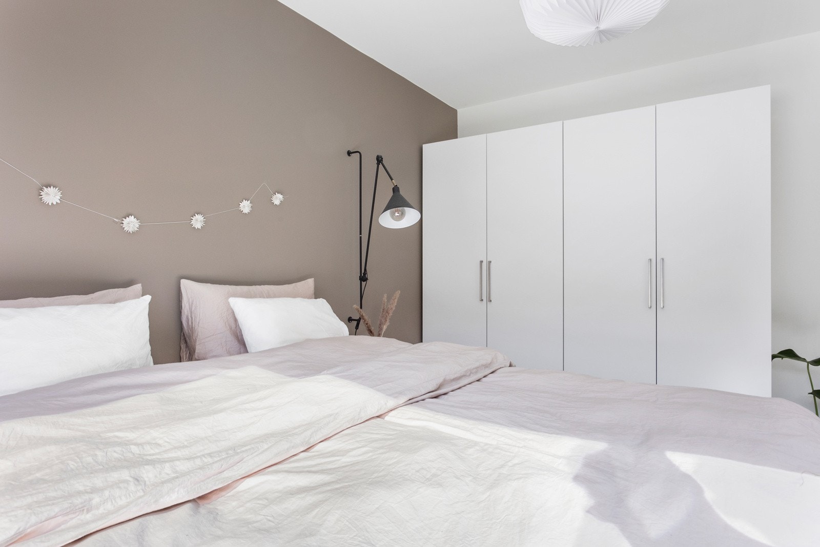 På soverommet er det god plass til stor seng og garderobe Galleribilde