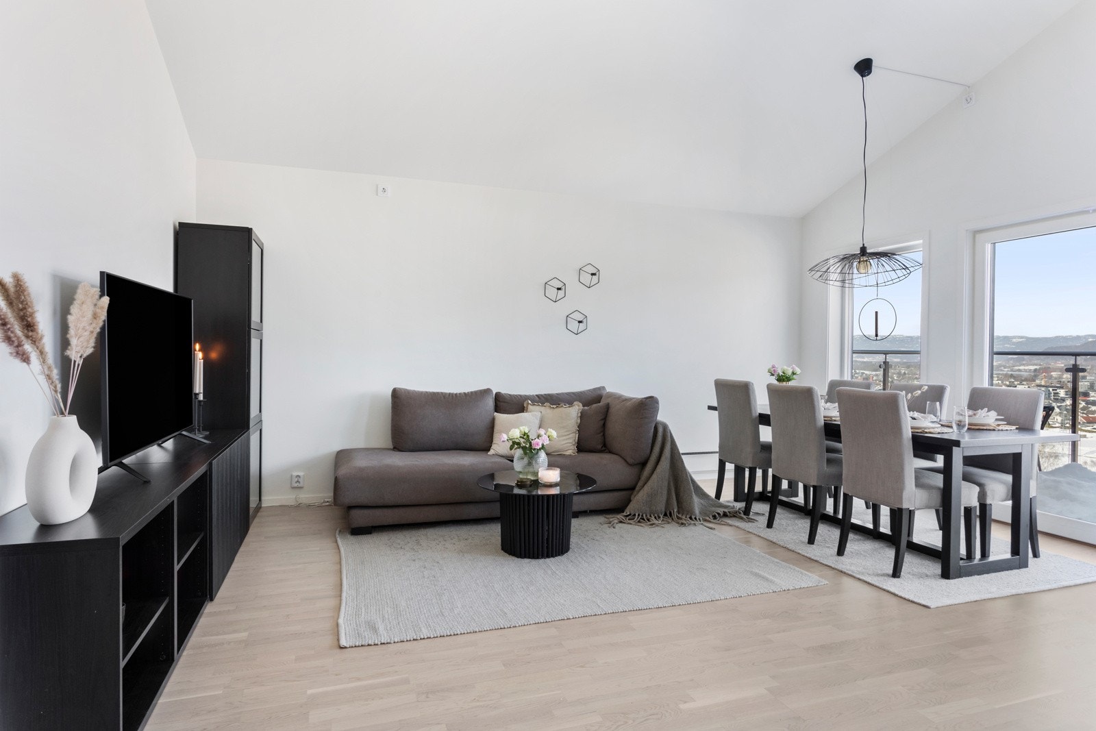 Her har man god plass til sofa- og spisegruppe Galleribilde