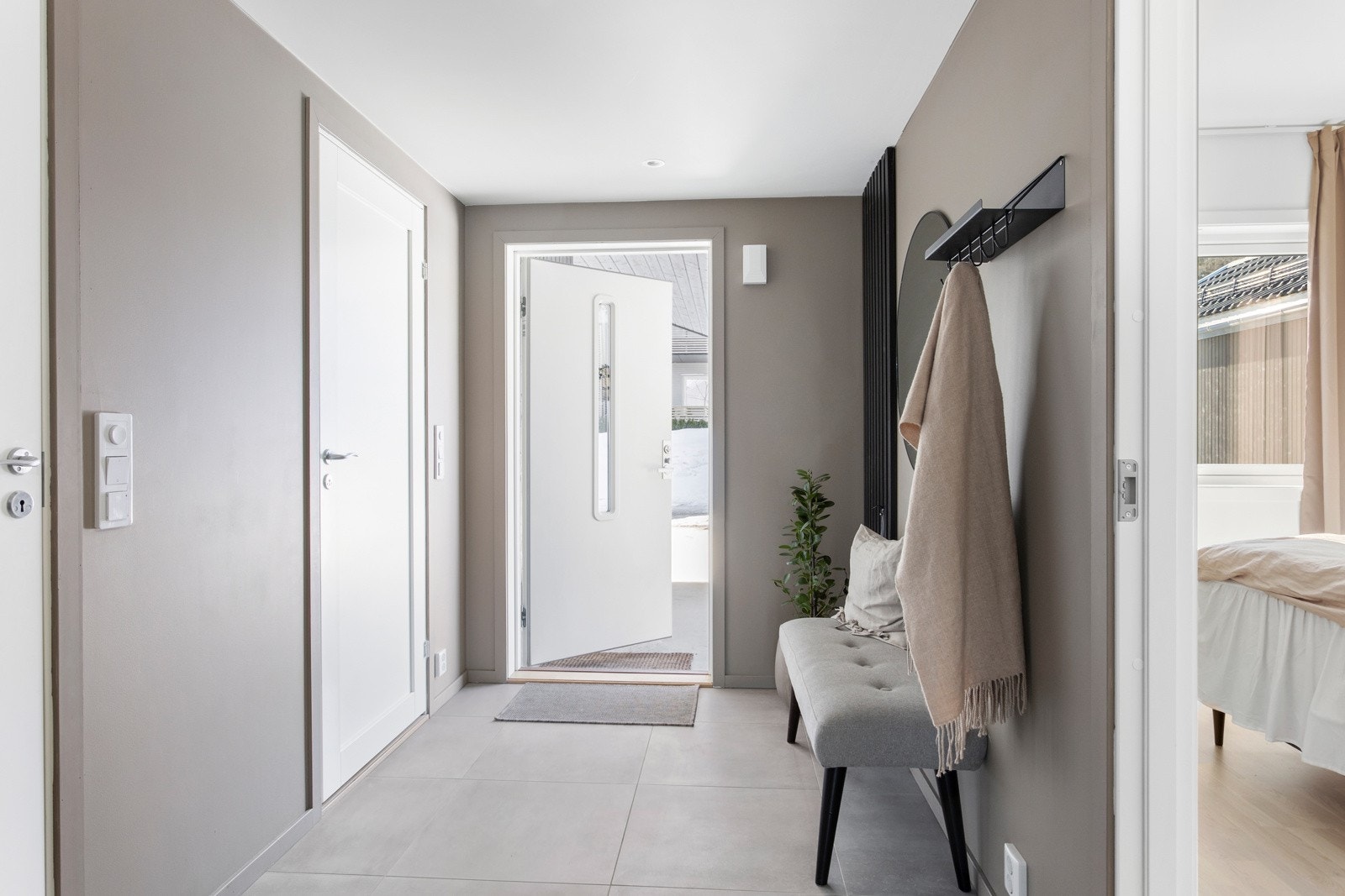 Entréen har flislagt gulv med varmekabler Galleribilde