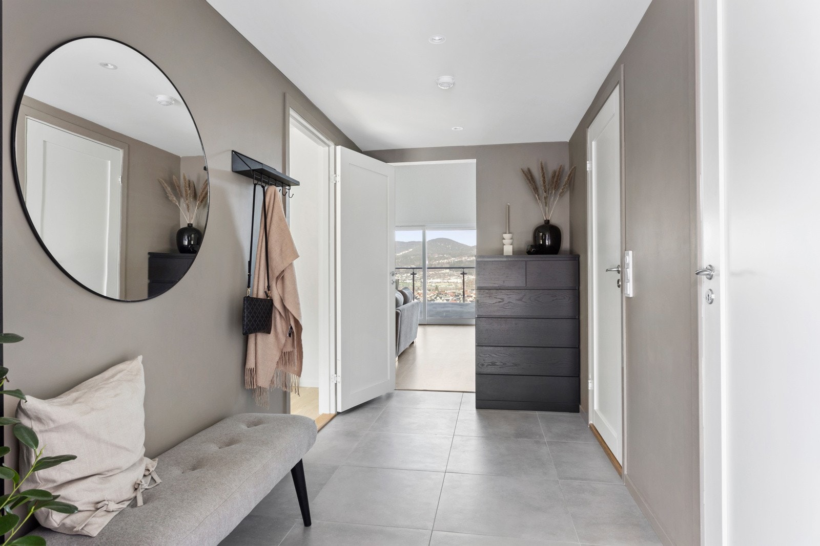 Åpen og fin entré med god plass til å henge fra seg ytterklær og sko Galleribilde