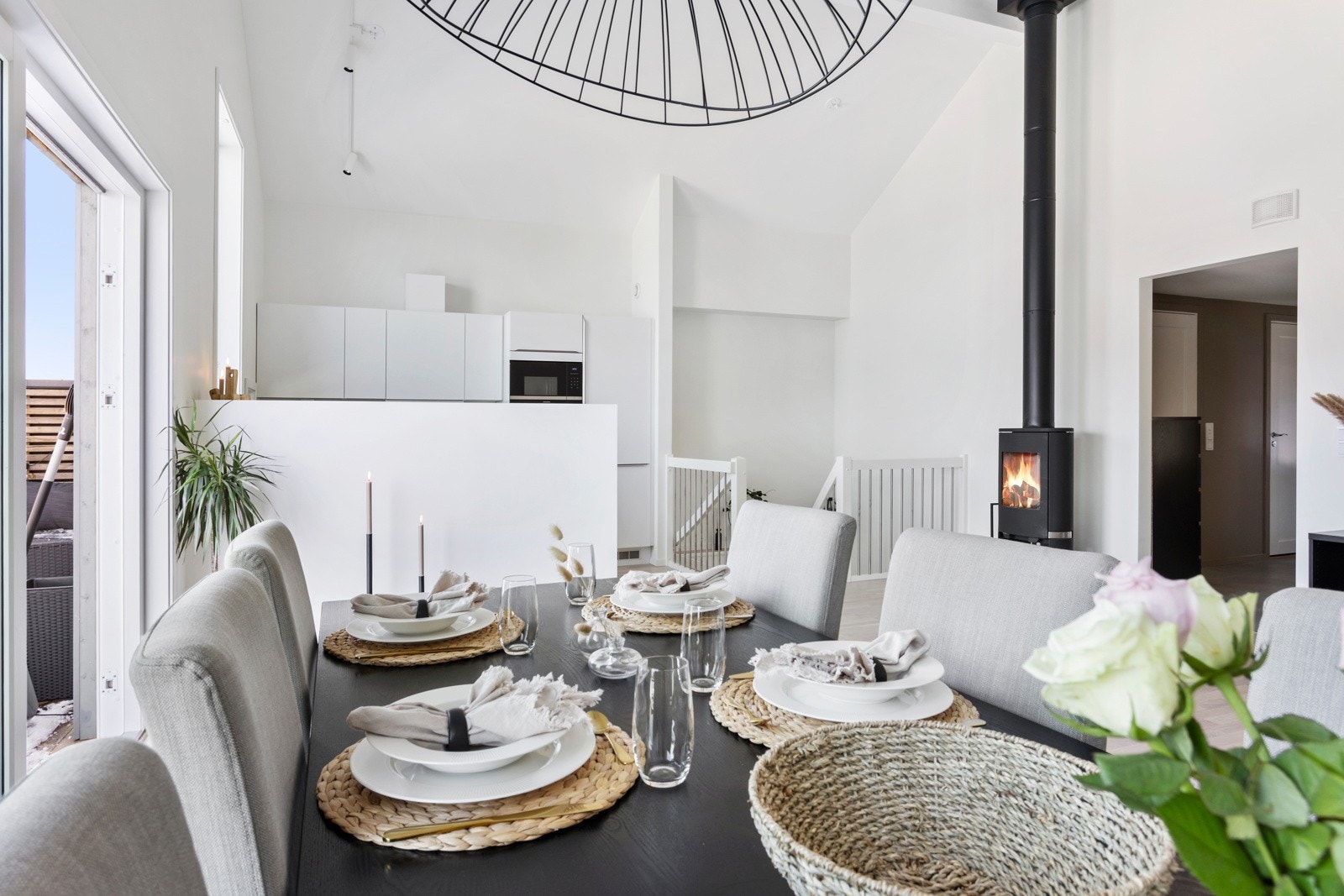 I stuen er det store vindusflater som slipper inn rikelig med naturlig lys Galleribilde