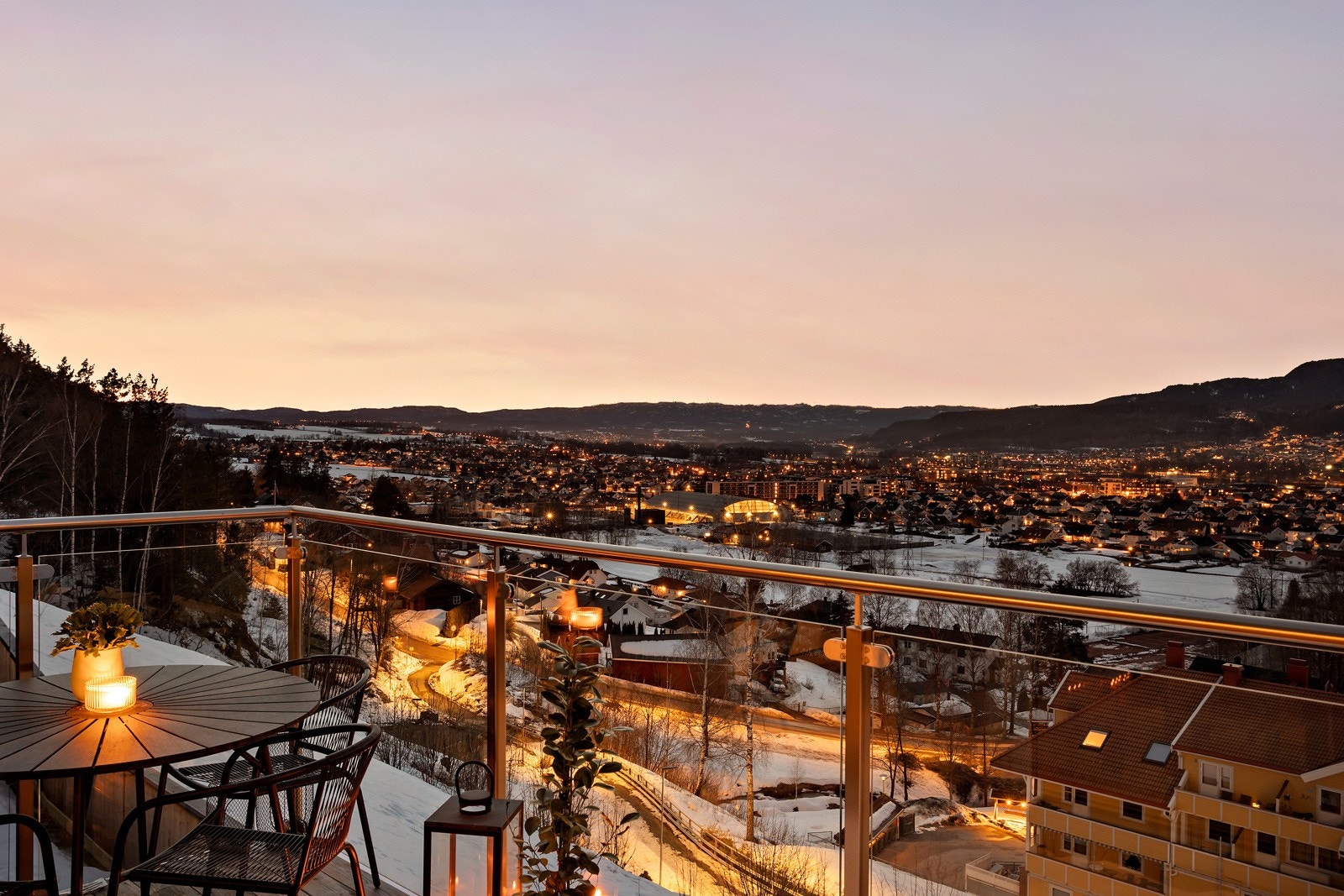 Flott utsikt over Eikerbygda Galleribilde