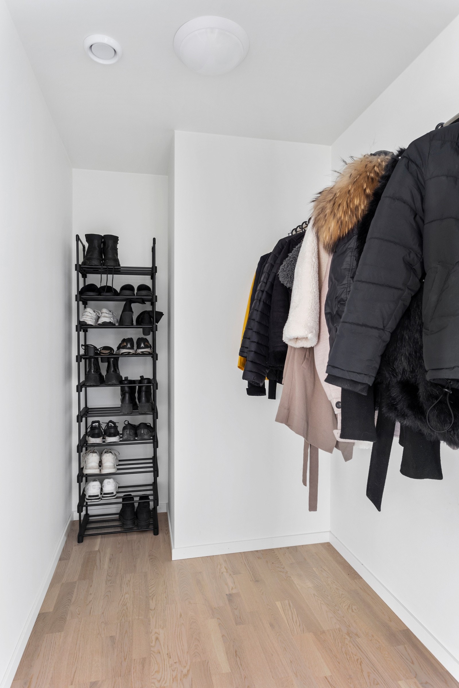 Fra entréen er det inngang til garderoberom/bod Galleribilde