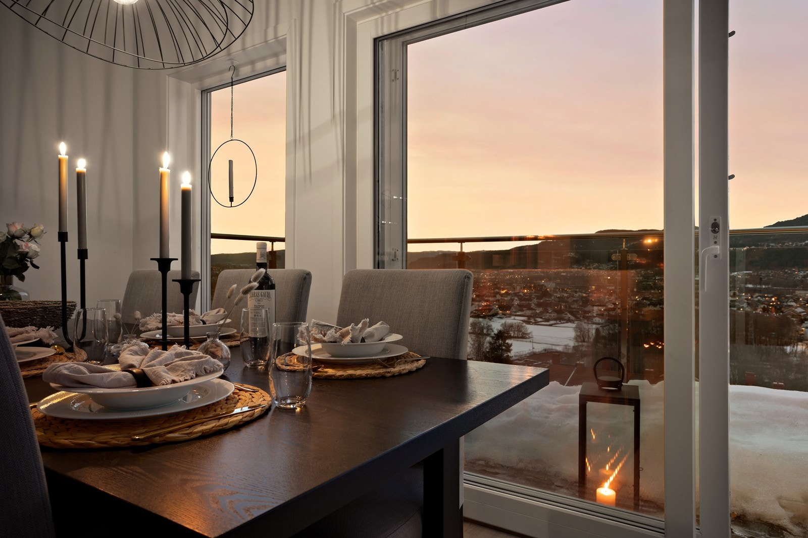 Kveldsbilde fra spisestue hvor man kan nyte utsikten Galleribilde