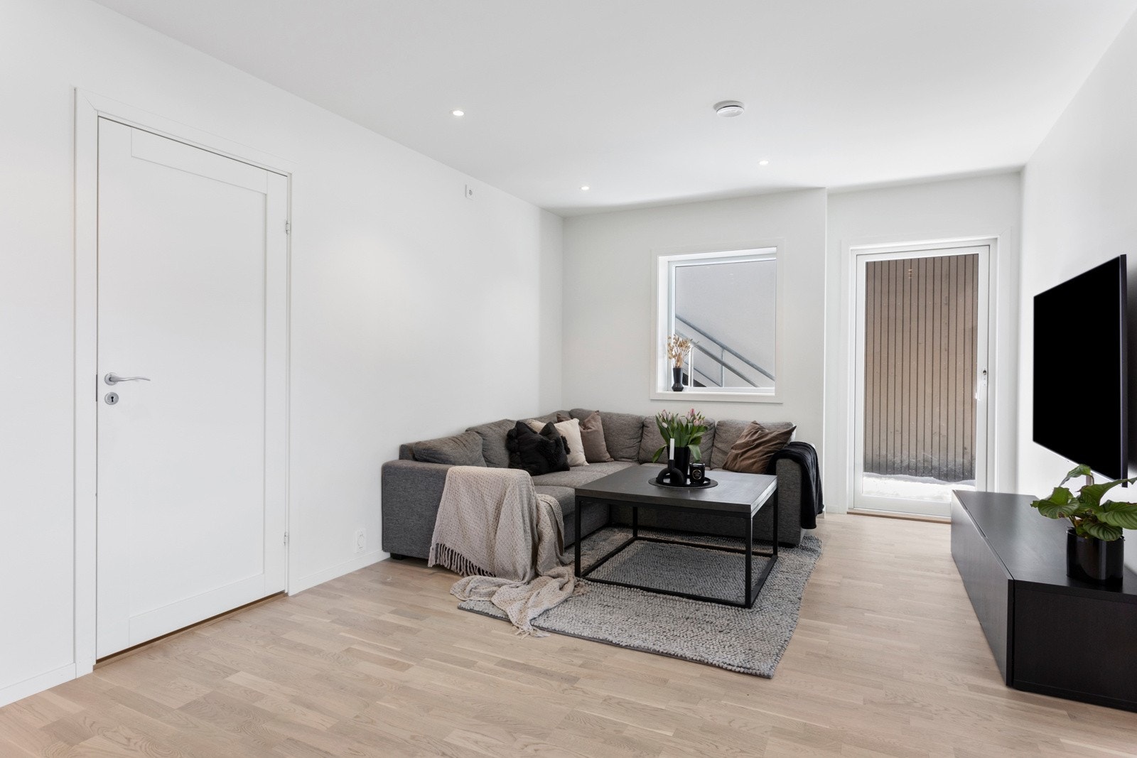 Fra denne stuen er det utgang til platting/utearealer Galleribilde