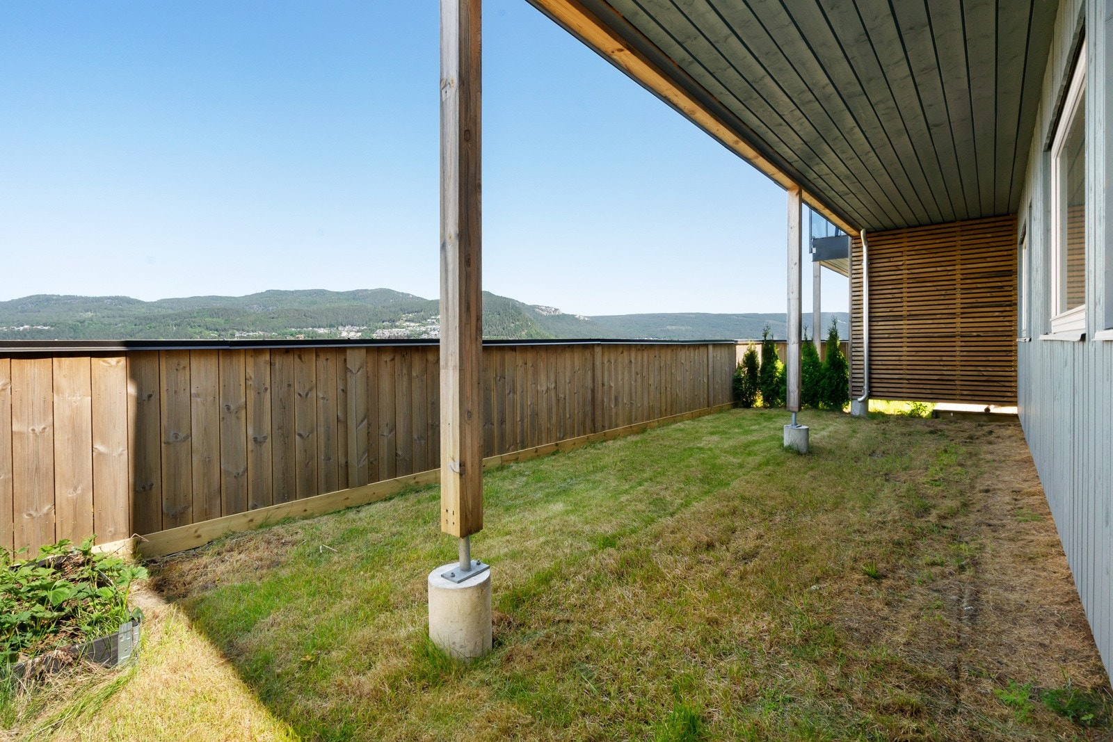 Fra stuen i underetasjen er det utgang til uteområdene Galleribilde