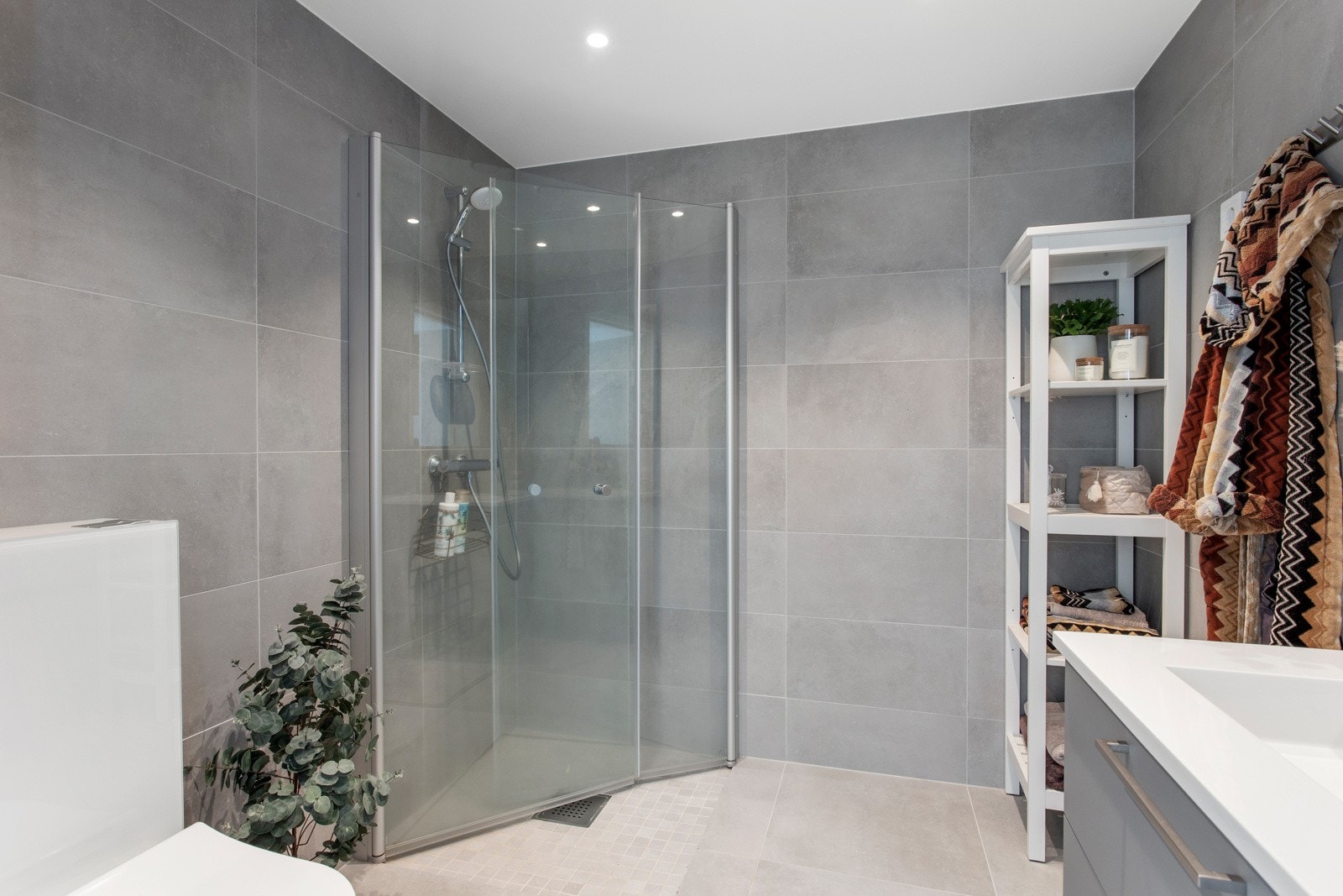 Stort, flislagt bad med varmekabler i gulvet Galleribilde