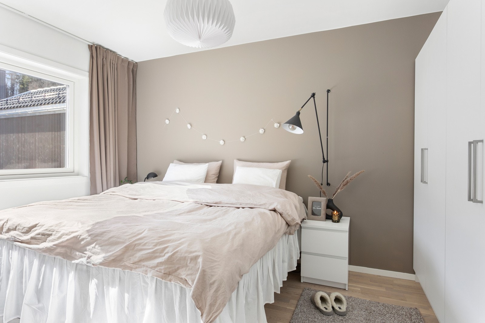 Luftig og pent soverom Galleribilde