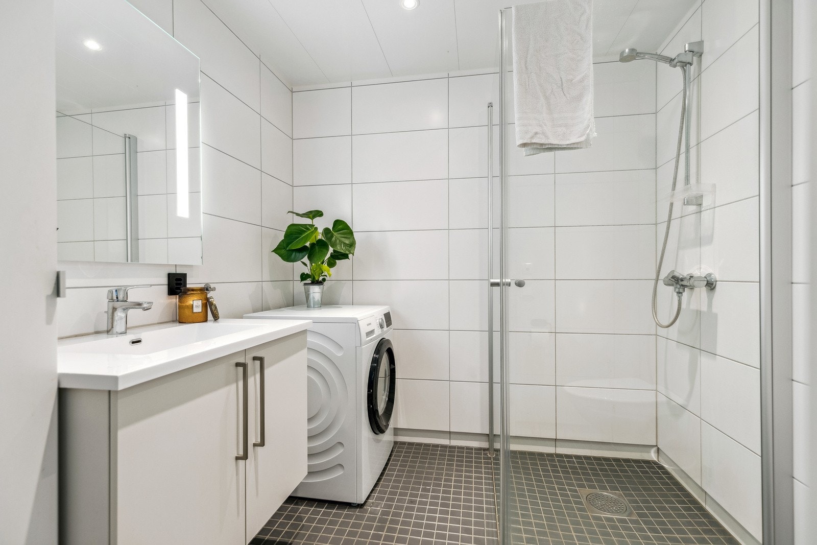 Lekkert, flislagt bad med gulvvarme, vegghengt wc og downlights i tak. Galleribilde