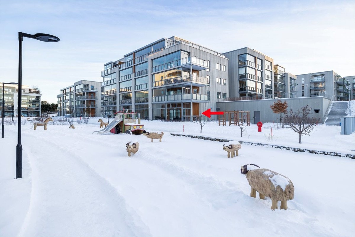 Flott opparbeidede fellesområder like utenfor bygget med store og lutfige grøntareal. Galleribilde