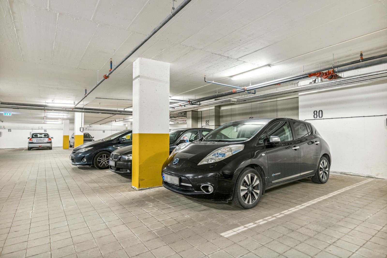 Det følger med en parkeringsplass i oppvarmet p-kjeller, samt en bod i kjeller. Galleribilde