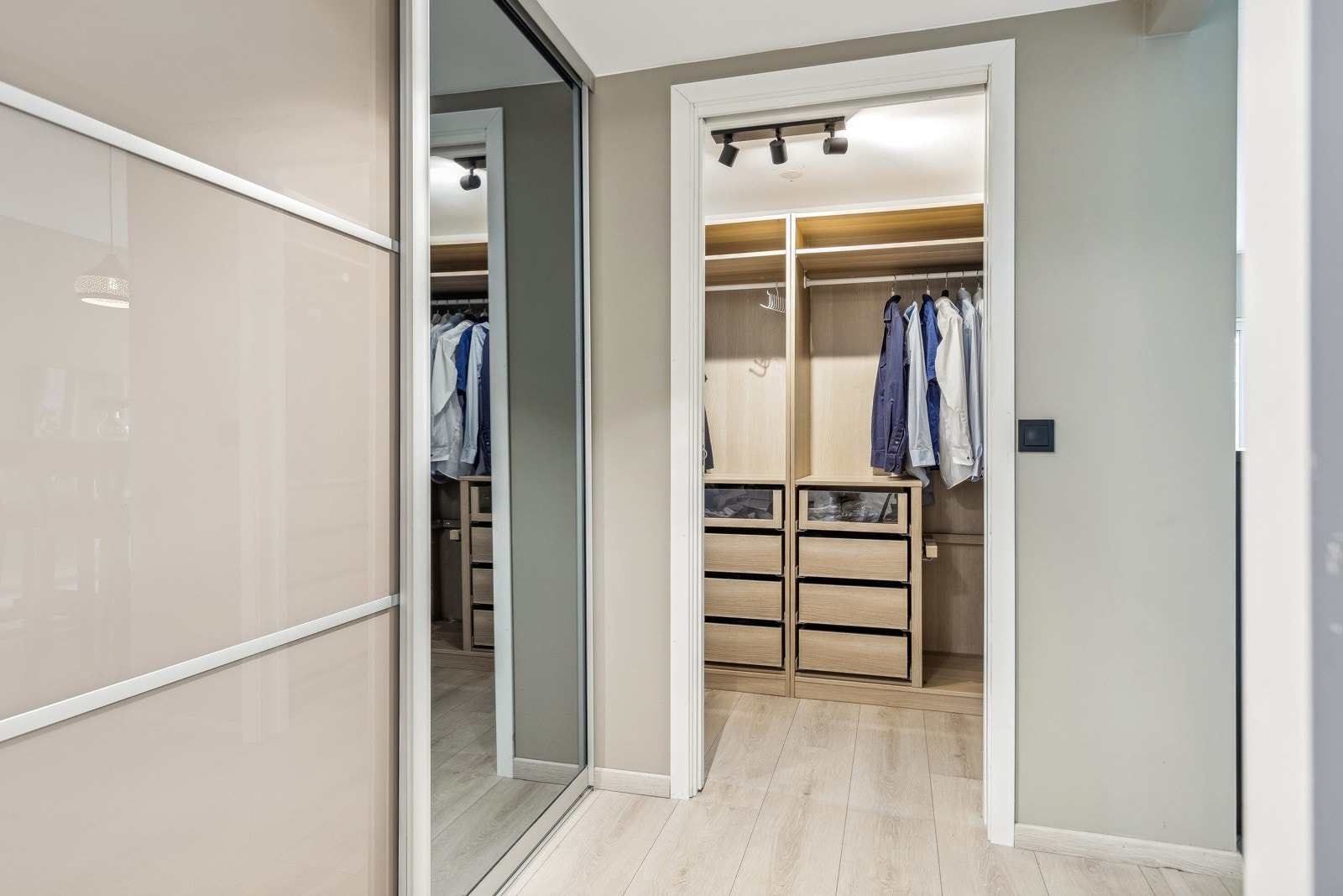 Entré med stor skyvedørsgarderobe samt direkte tilgang til en praktisk bod. Galleribilde