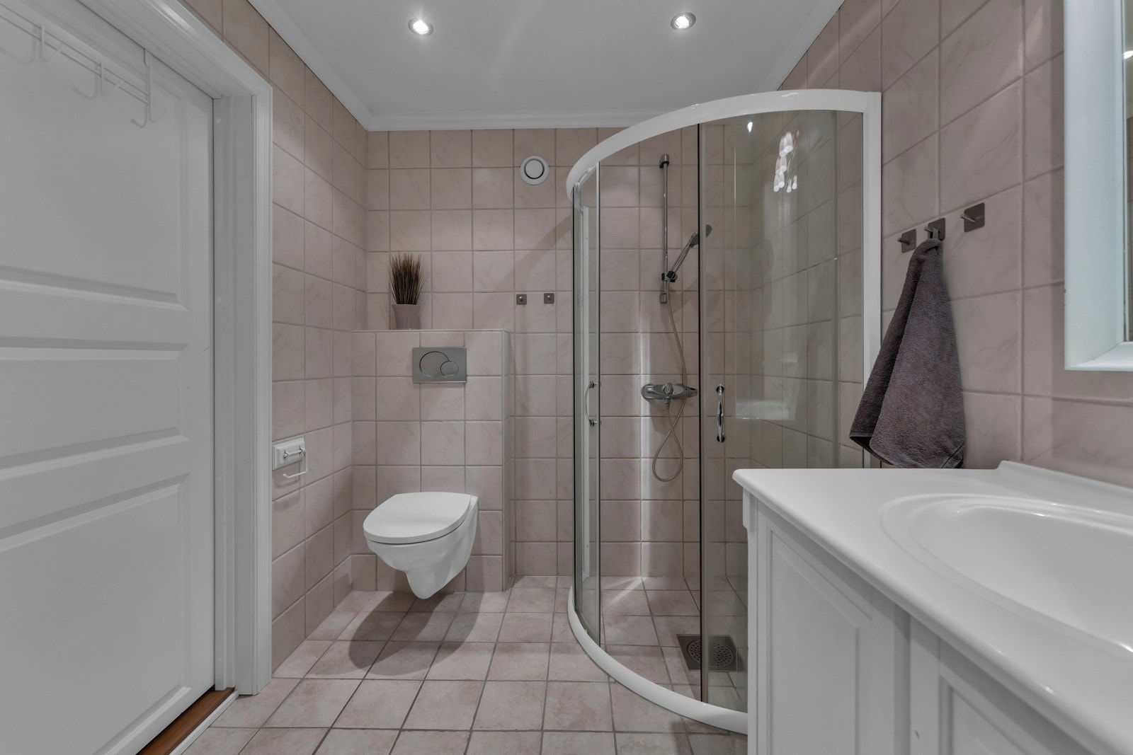 Badet har en god størrelse og det er opplegg for vaskemaskin og tørketrommel. Galleribilde