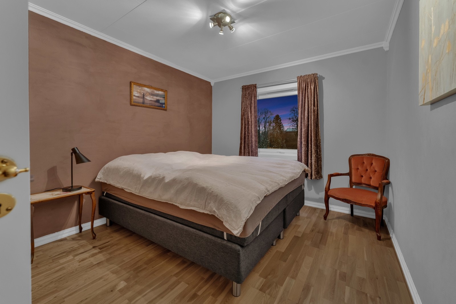 Hovedsoverommet er stort og har plass til seng, nattbord og garderobeskap. Galleribilde