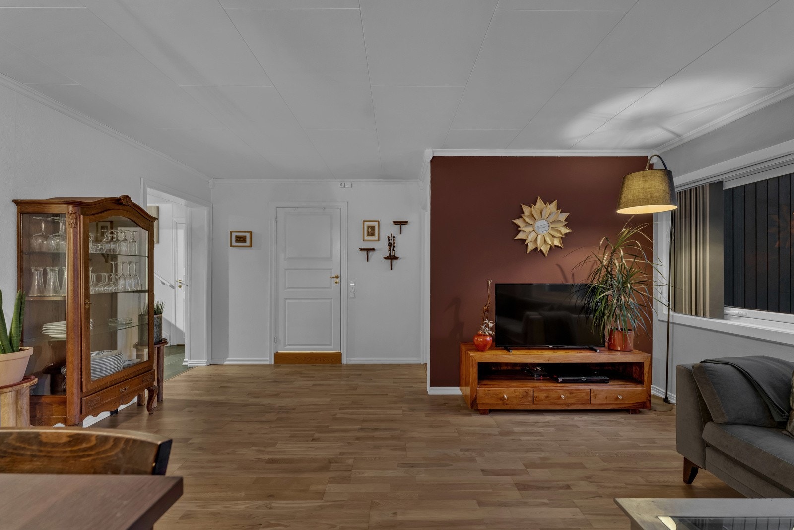 Det er en naturlig sone for å plassere tv, benk og sofa i stuen. Her har du muligheten til å innrede en koselig sofakrok. Galleribilde
