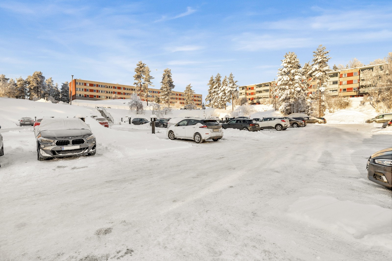 Det medfølger fast p-plass med elbillader tilkoblet. Det er mulighet for å leie ekstra parkering etter venteliste. Galleribilde