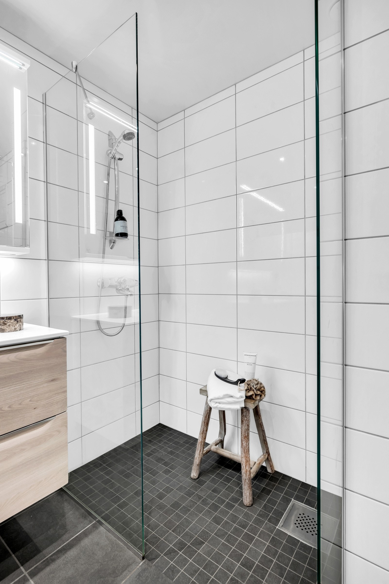 Det er varmekabler i gulvet, downlights i himling og elektrisk styrt vifte. Galleribilde