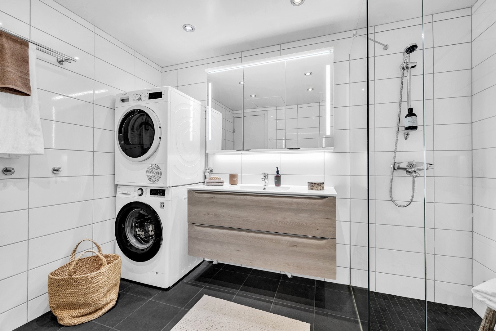 Lyst og innbydende baderom med god løsning. Badet ble oppgradert med flis på flis og ny innredning i 2017. Galleribilde