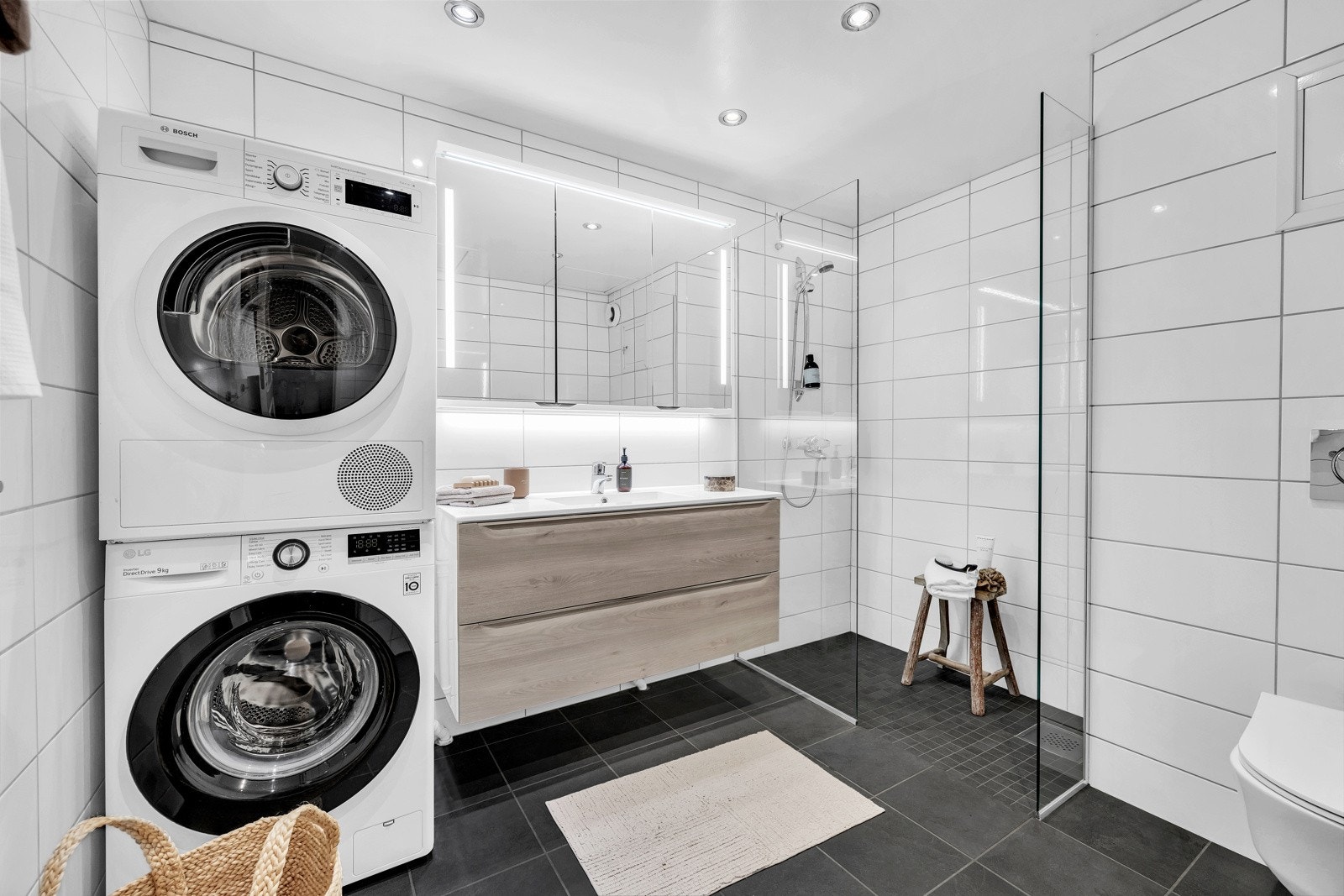 Badet har servantskap, speilskap m/ lys, veggmontert wc, dusjnisje og opplegg for vaskemaskin. Galleribilde