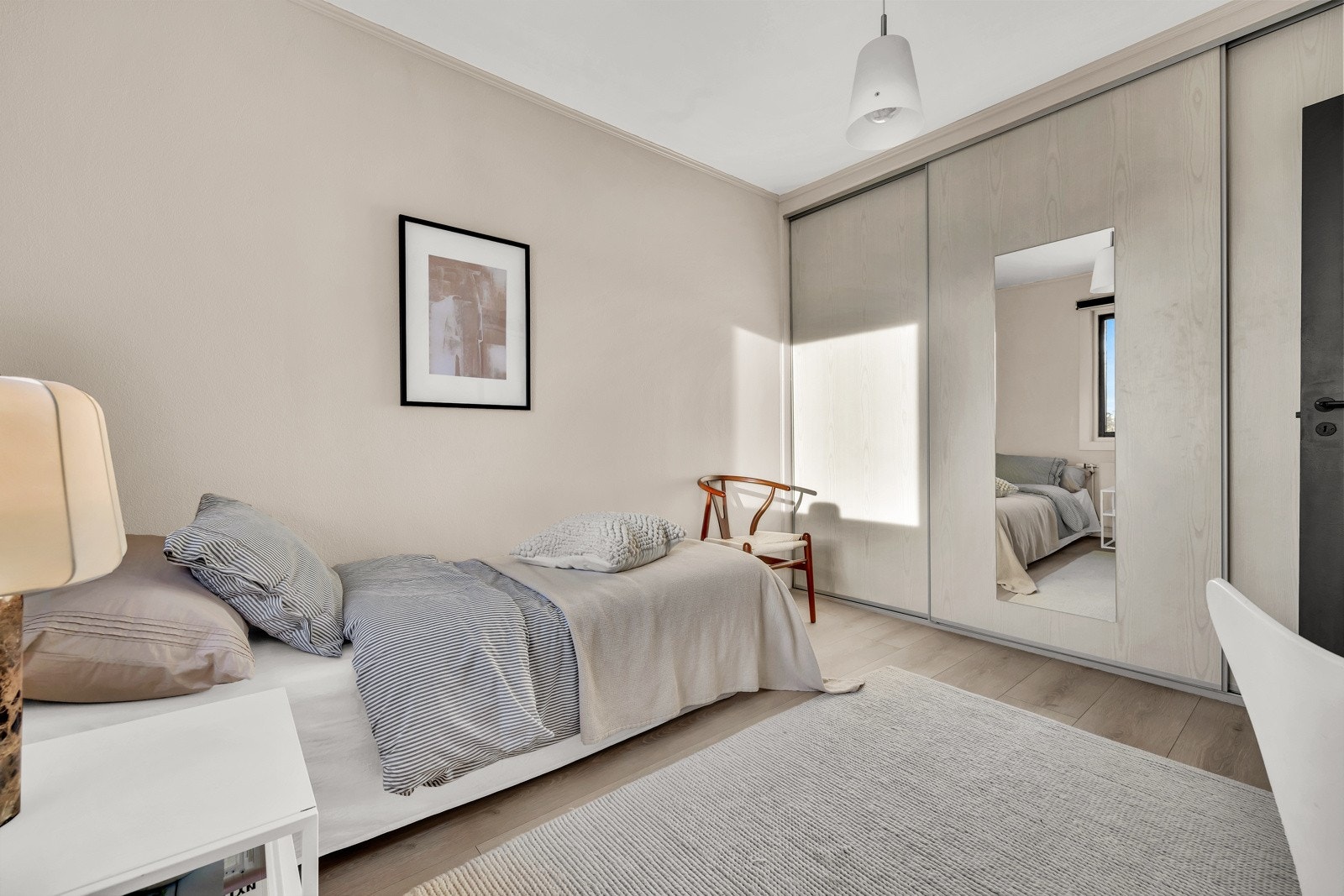 Et lyst og fint soverom med innebygd skyvedørsgarderobe, plass til seng og skrivebord. Galleribilde