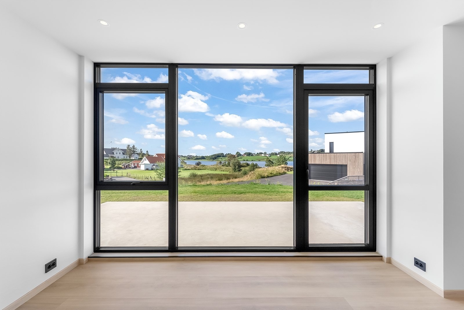 Utsikten kan nytes fra flere hold i og utenfor boligen. Galleribilde