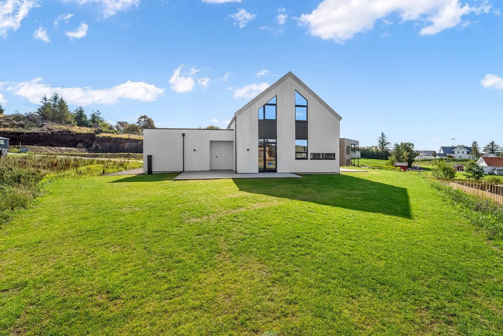 Solrik tomt med plenlagt område. Galleribilde