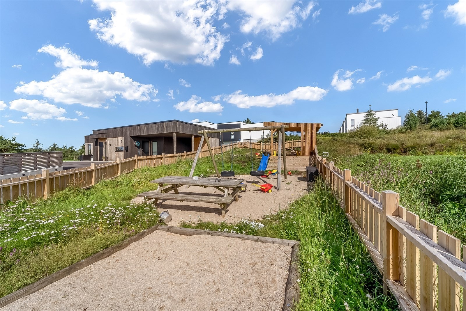 Lekeplassen grenser rett til eiendommen. Galleribilde
