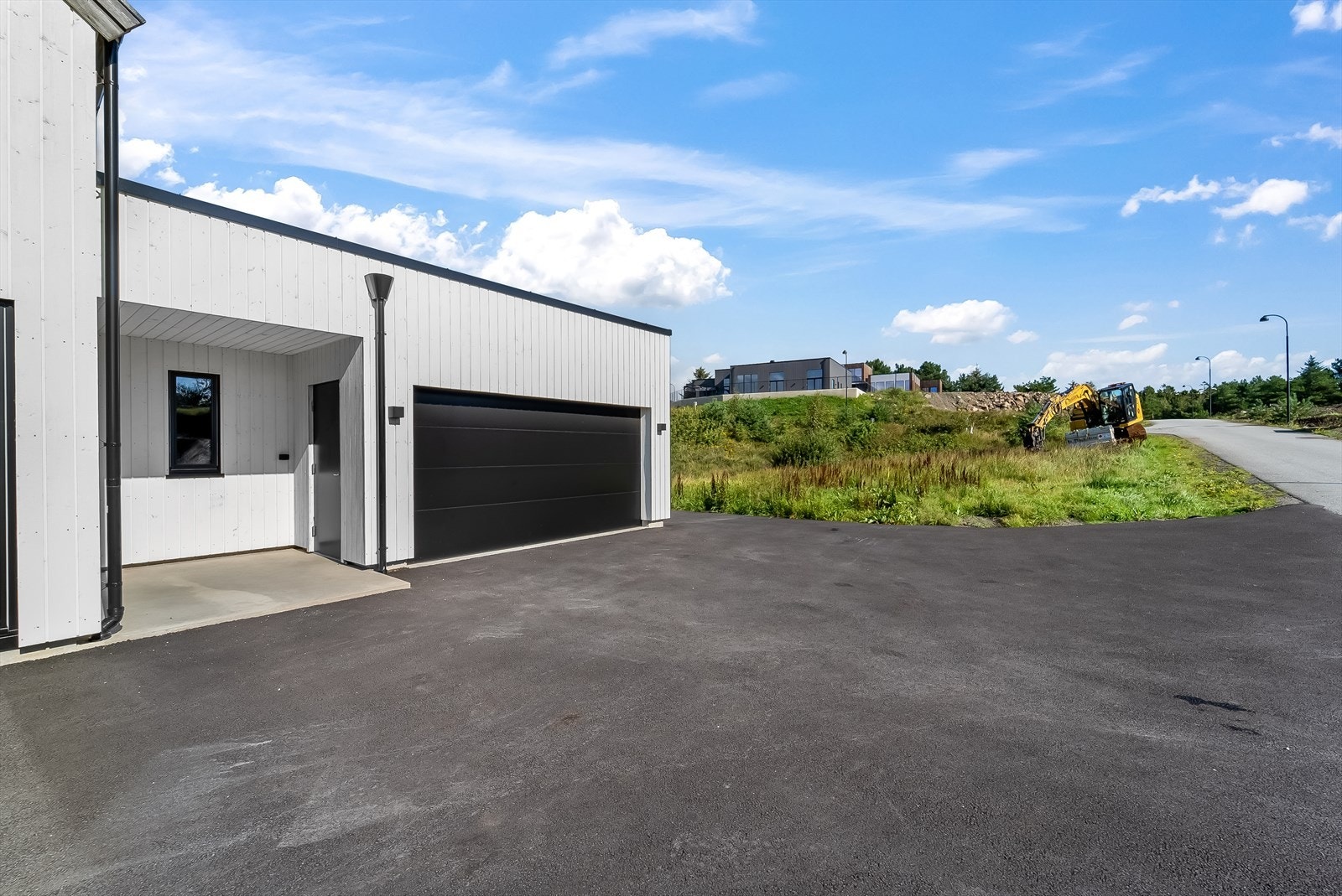 Asfaltert tun med gode parkeringsmuligheter. Galleribilde