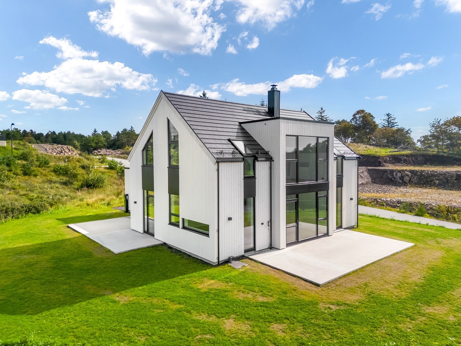 Moderne utformet enebolig på solrik tomt. Galleribilde