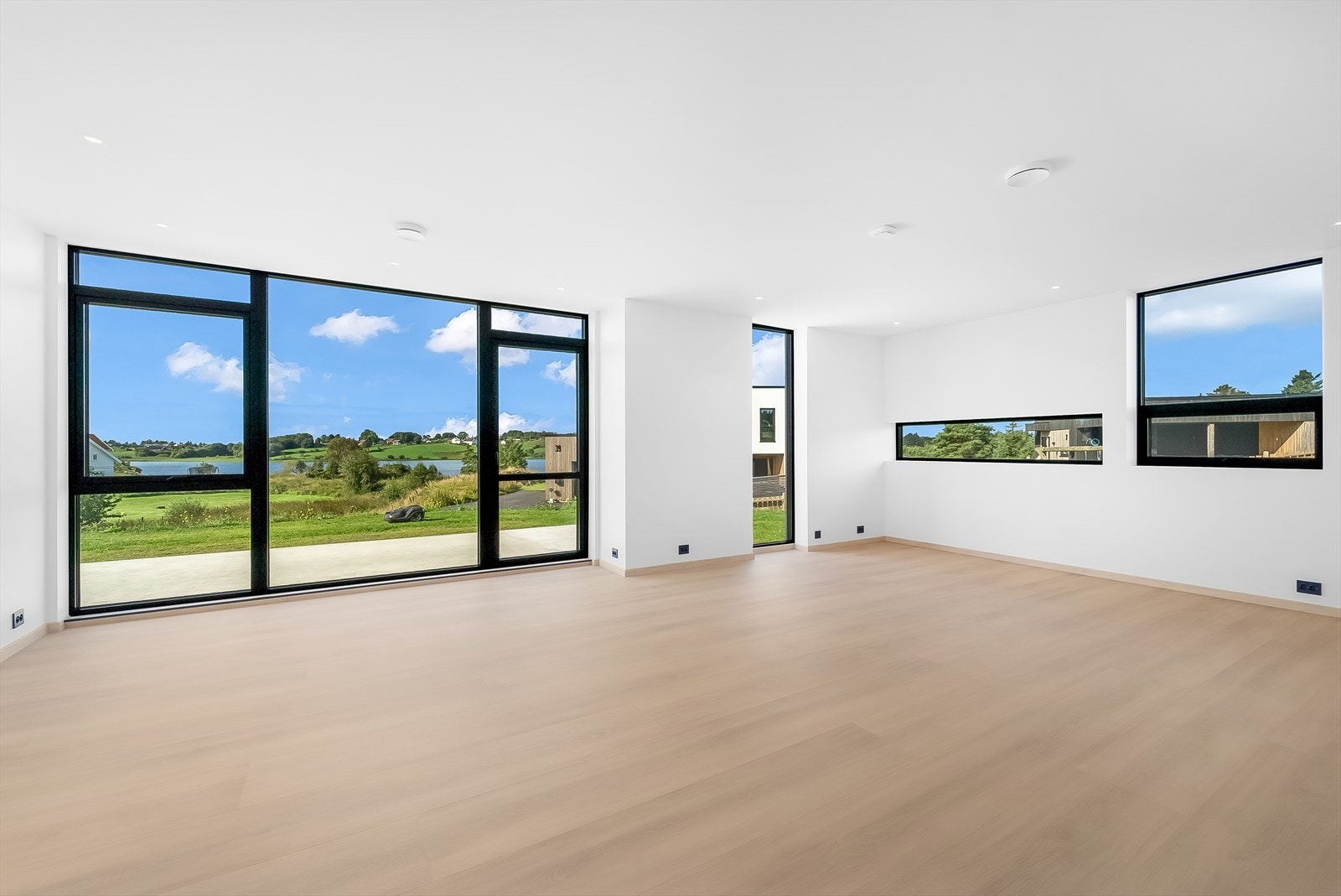 Stuens utforming gir rom for møblering i soner. Galleribilde