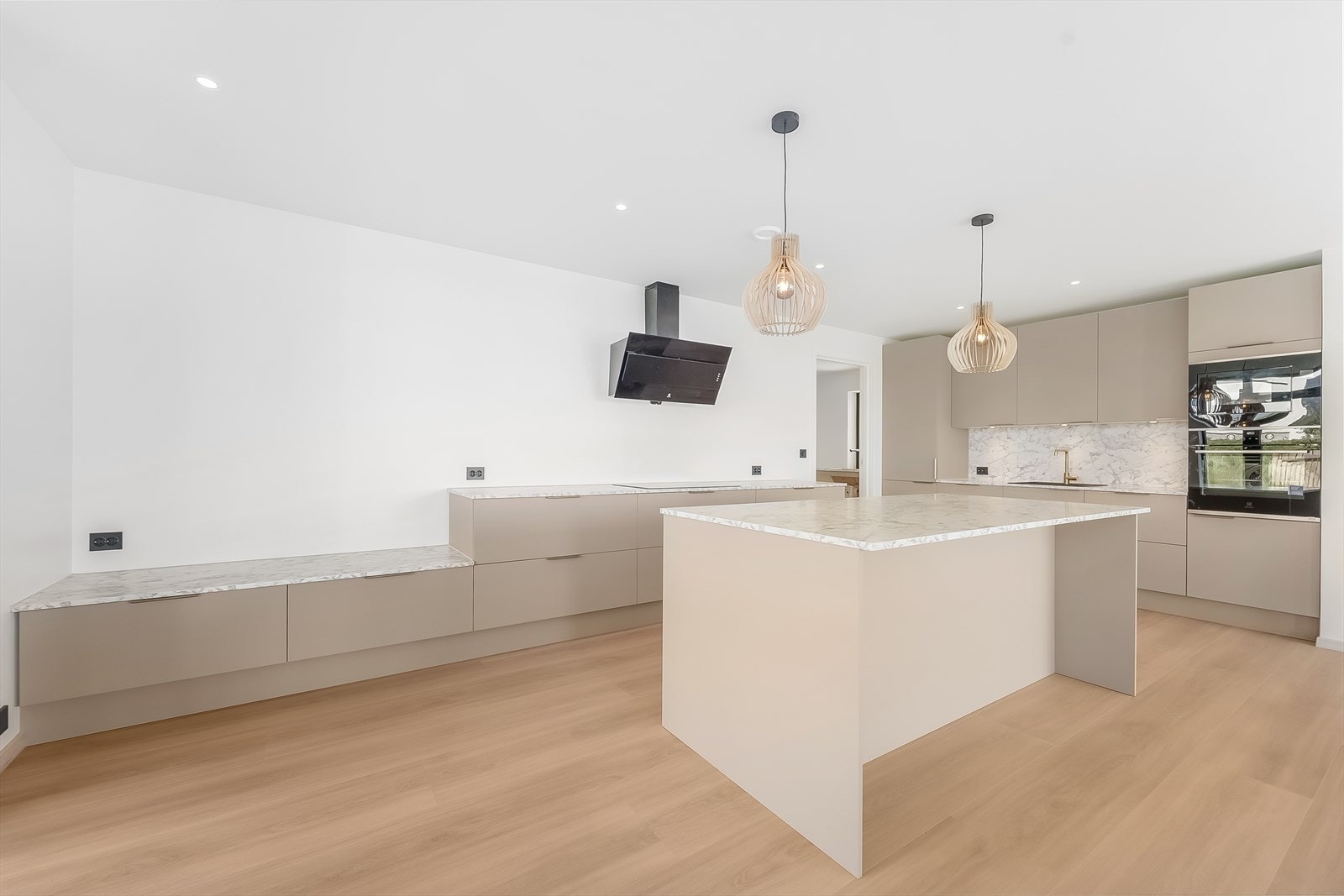 Godt utstyrt Aubo kjøkken med alle hvitevarer integrert. Galleribilde