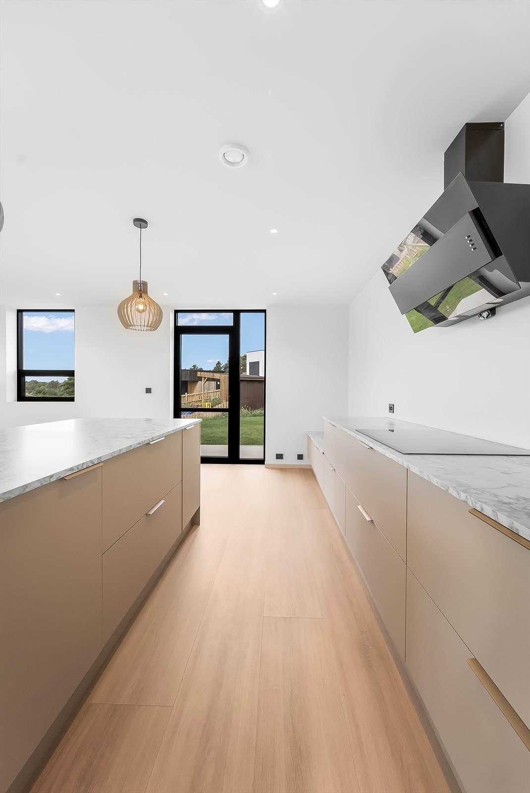 Praktisk oppbygd kjøkken med rom for en god arbeidsplass. Galleribilde