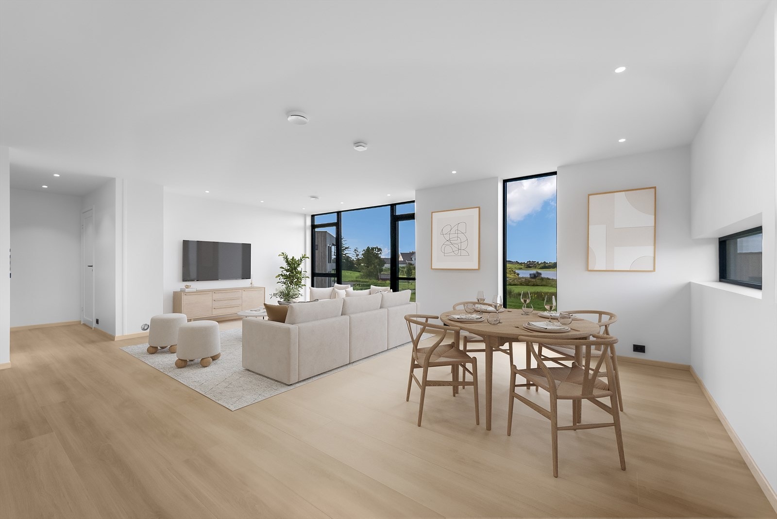 Lys og innbydende stue med gode vindusflater for godt lysinnslipp. Fra sofakroken kan man nyte den flotte utsikten mot Krågenesvannet. Virtuelt møblert bilde som viser hvordan stuen kan møbleres. Galleribilde