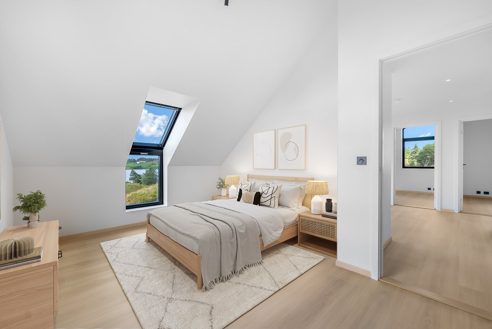 Hovedsoverommet ligger i 2. etasje med eget walk-in-closet. Her er rommet virtuelt møblert for å vise hvordan rommet kan møbleres. Galleribilde