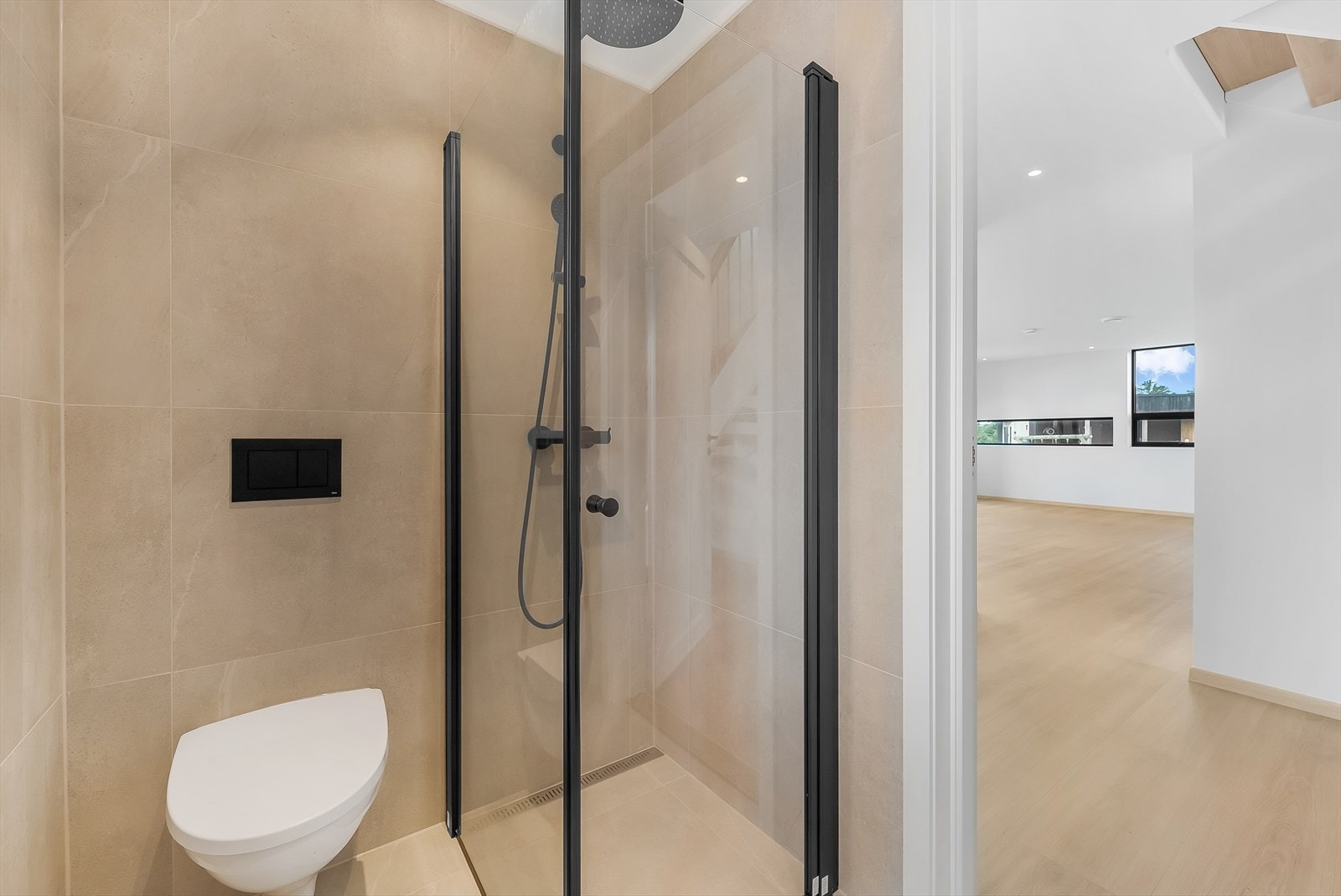 Badet har svarte detaljer som skaper en fin kontrast. Galleribilde