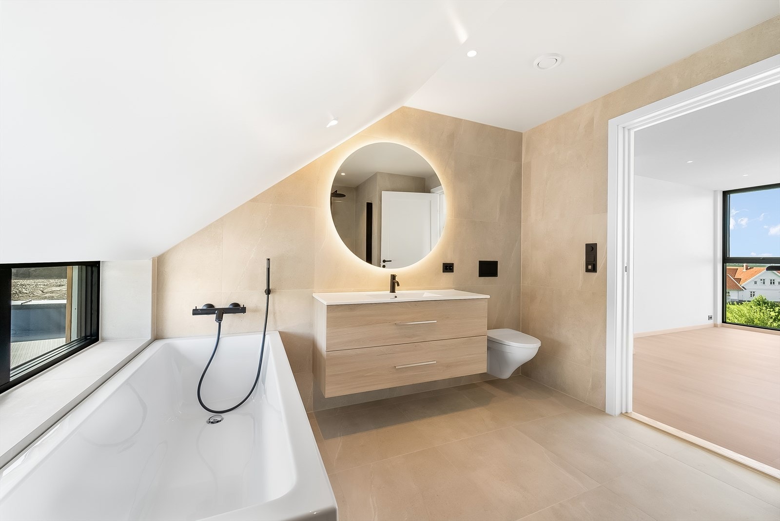 Badet har svarte detaljer slik som badet i 1. etasje. Galleribilde