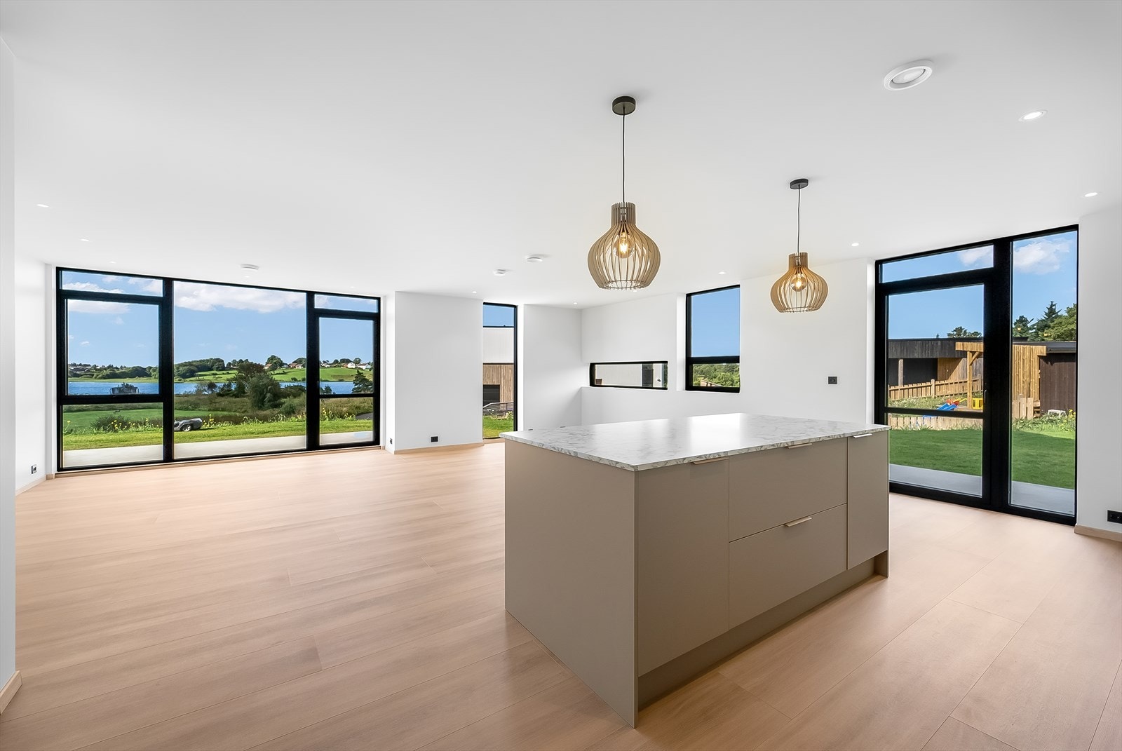 Fra kjøkkenet er det dør ut til hagen med støpt platting. Galleribilde