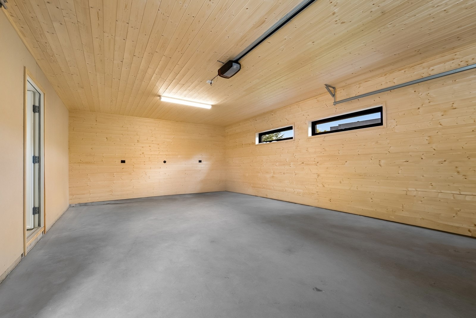 Isolert garasje med lagringsplass i bakkant. Galleribilde