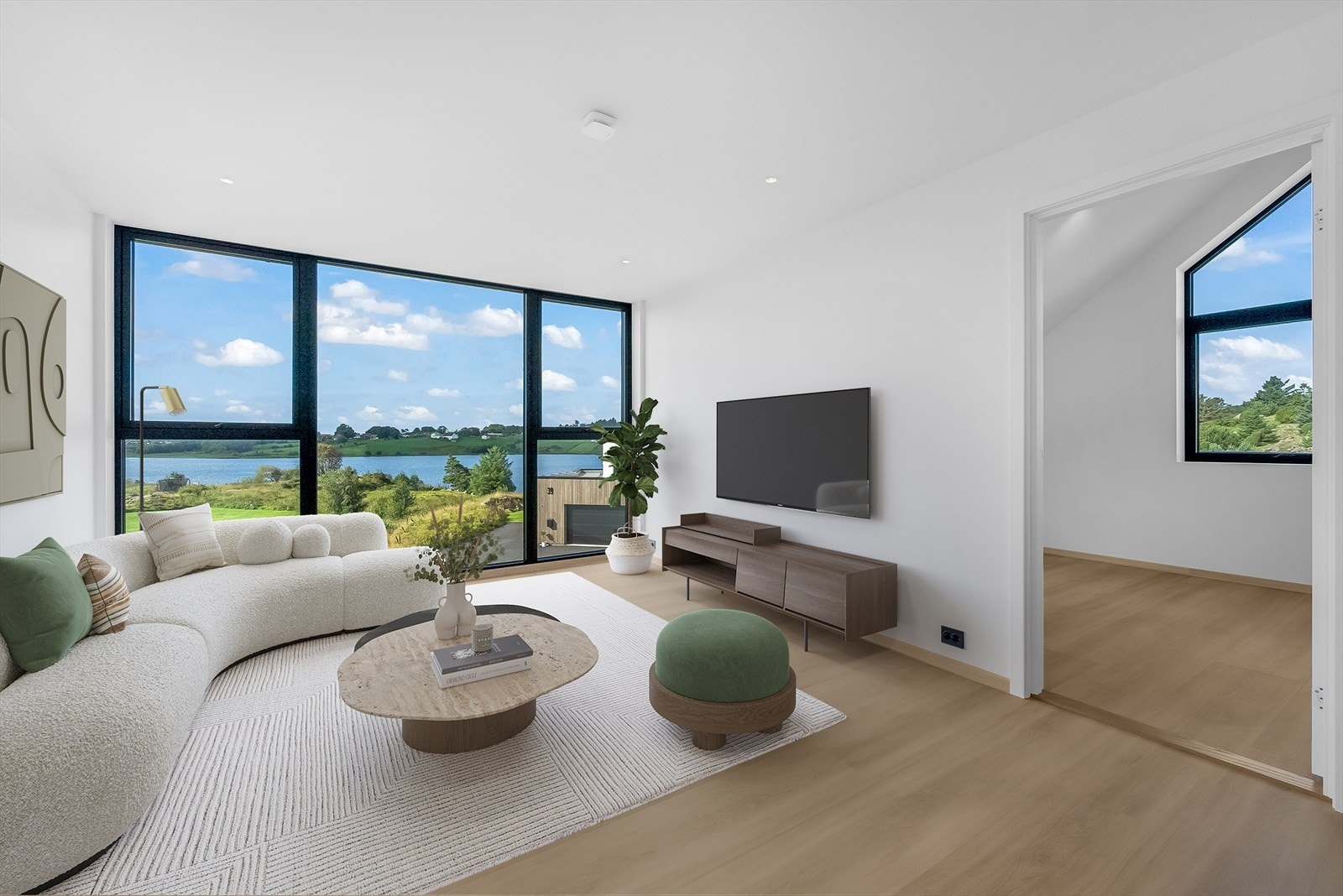 Loftstue med flere bruksmuligheter ligger i sentrum av soverommene og badet i 2. etasje. Galleribilde