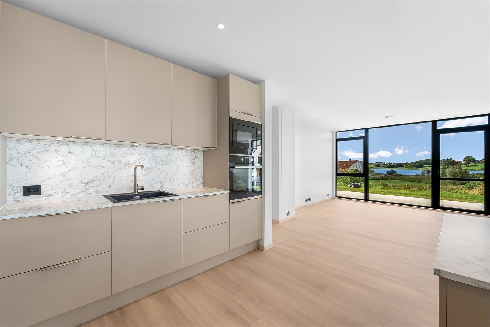 Kjøkkenet har en naturlig avgrening mot stua. Galleribilde