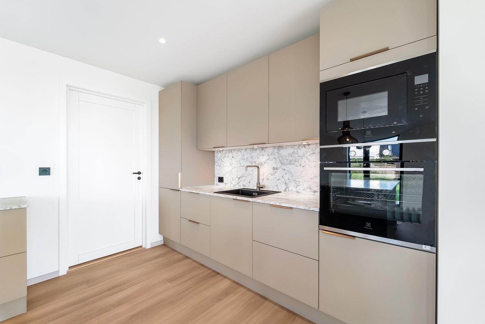 Adkomst til vaskerom fra kjøkkenet. Galleribilde