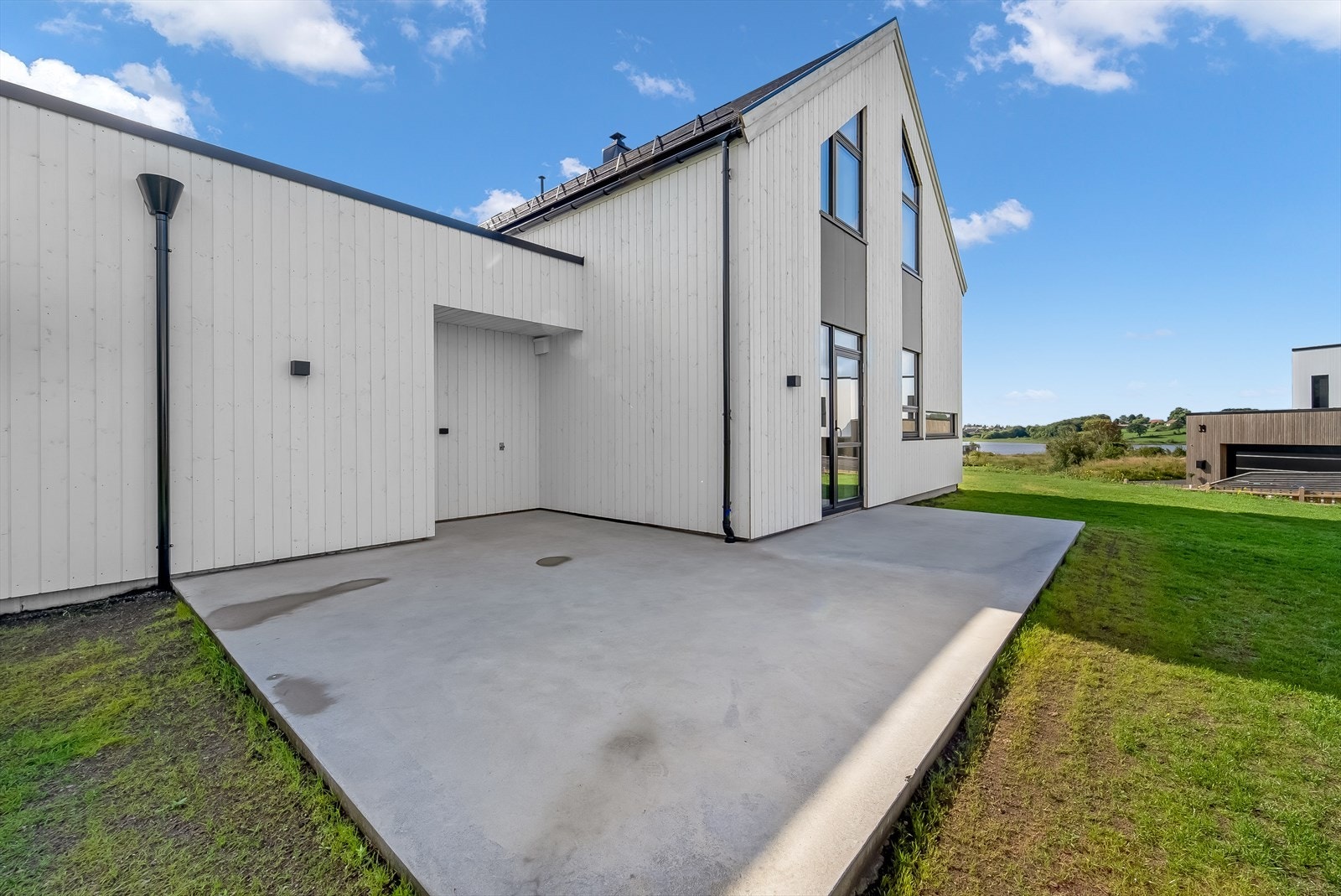 Tiltenkt uteplass med strømtilførsel. Her kan man lage til en koselig uteplass med lett adkomst fra kjøkkenet. Galleribilde