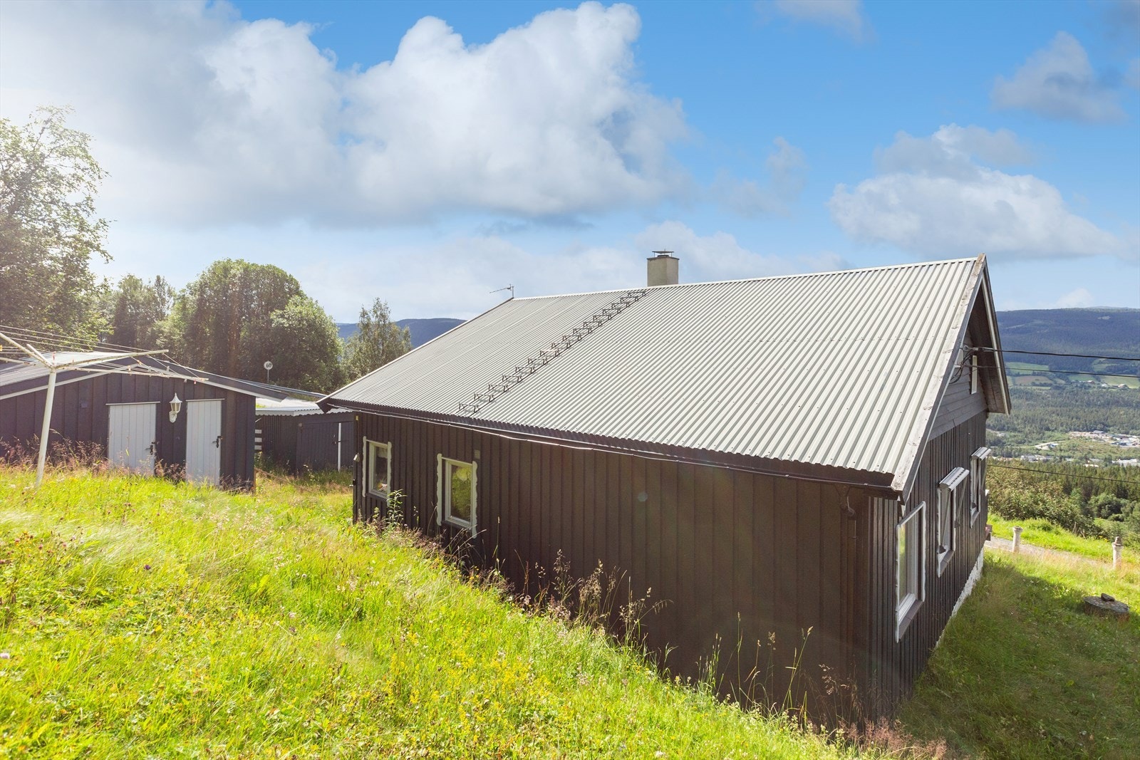 På tunet er det uthus med tre rom/boder. Galleribilde