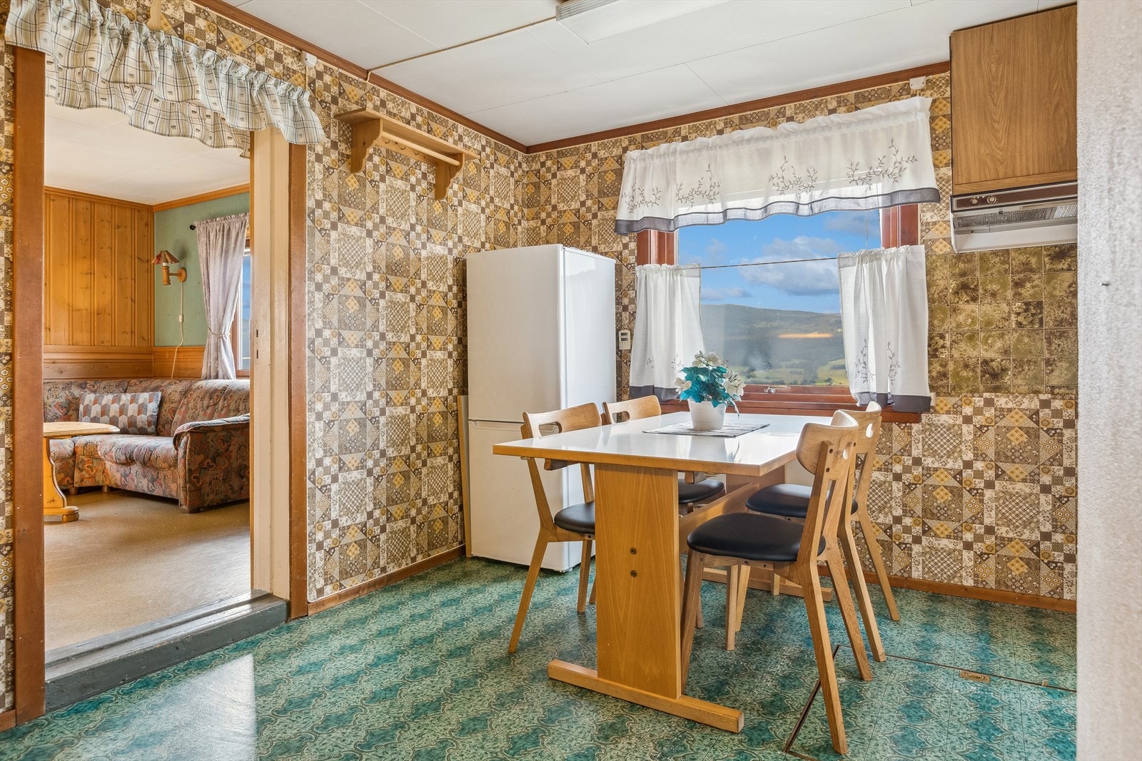 Det er også plass til en mindre spisegruppe på kjøkkenet. Galleribilde