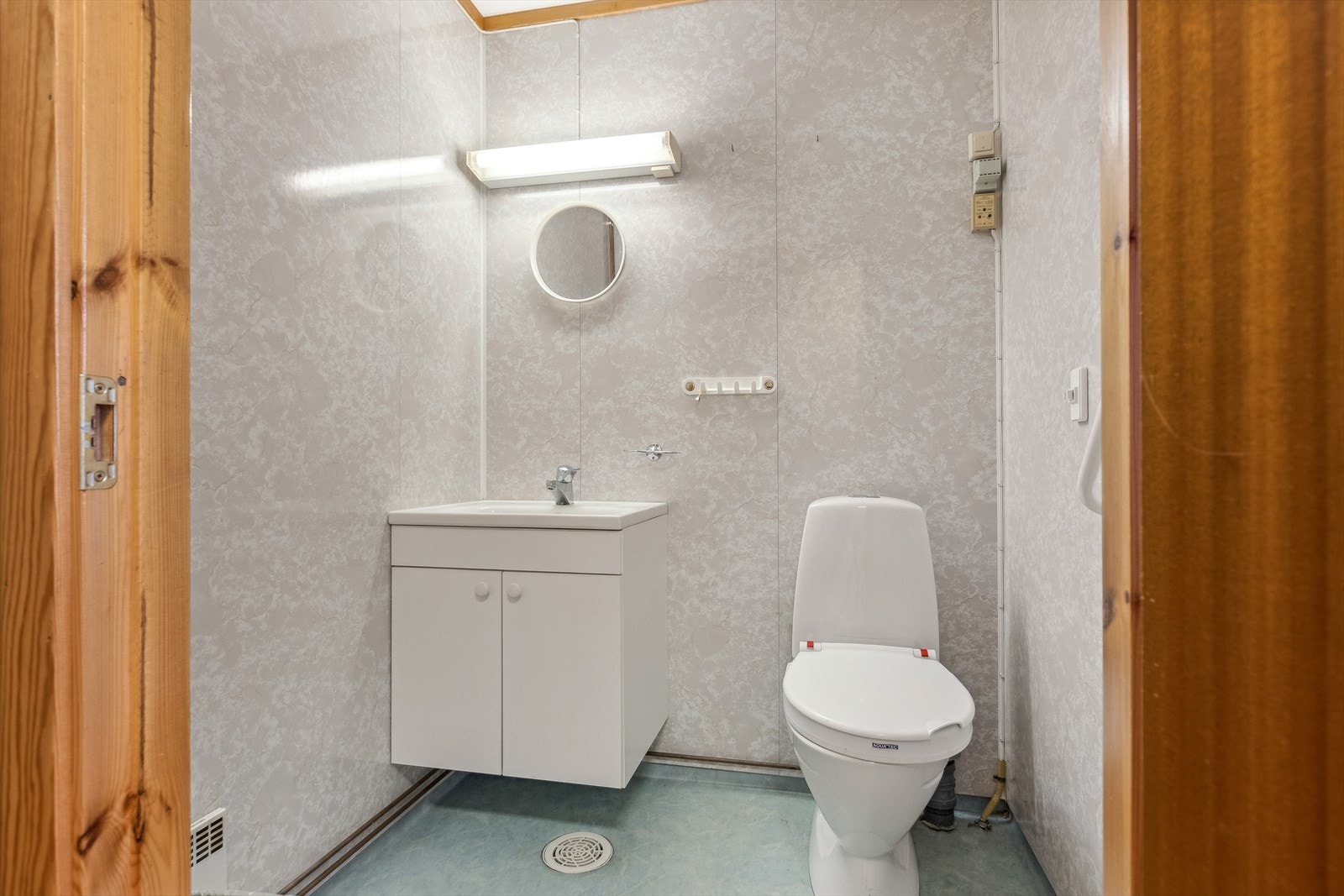 ... samt eget toalettrom med servantskap og wc. Galleribilde