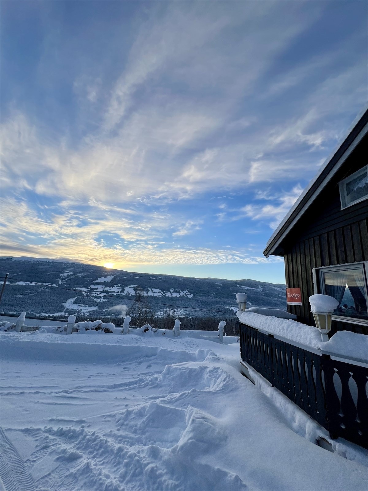 Eiendommens bebyggelse bestående av enebolig, uthus og garasje, ligger ca. 2,7 km opp for Ryfoss sentrum. Galleribilde