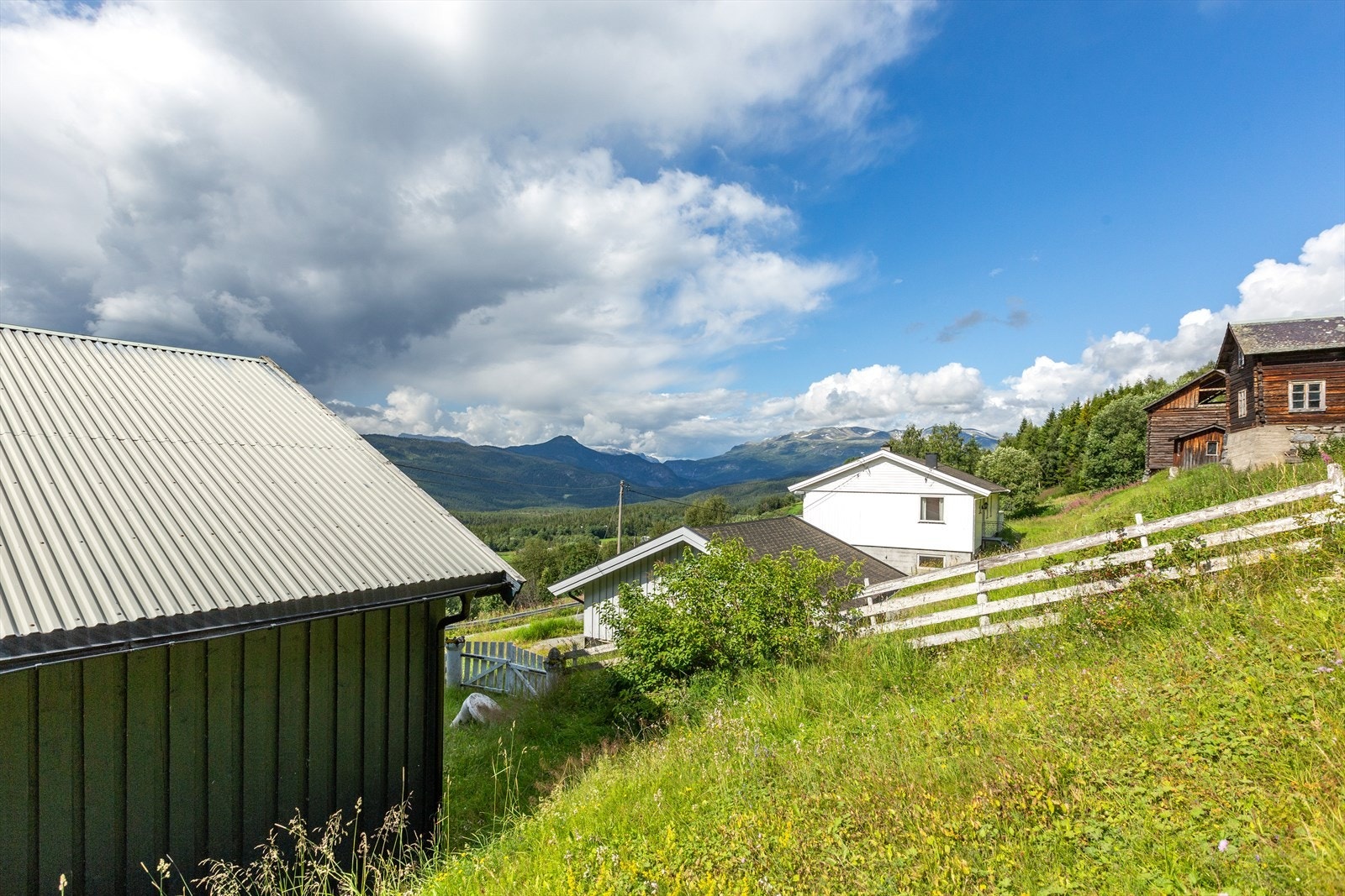 Tomta ligger åpent og fint til med sol hele året, og ikke minst, nydelig utsikt til vakre fjell. Galleribilde