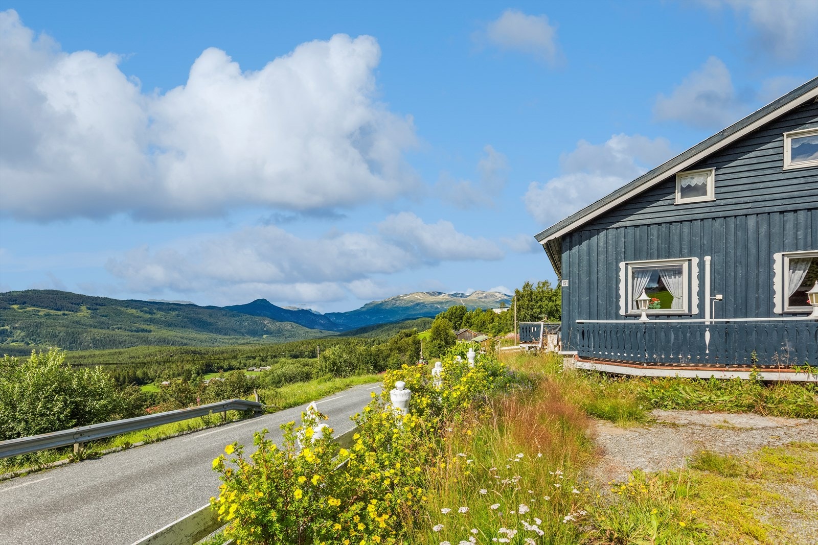 Eiendommen ligger åpent og fritt til i Høre, med vid utsikt utover dalføret, til Hugakøllen, Grindane, Vennisfjellet og Svarthammaren m.m. Galleribilde