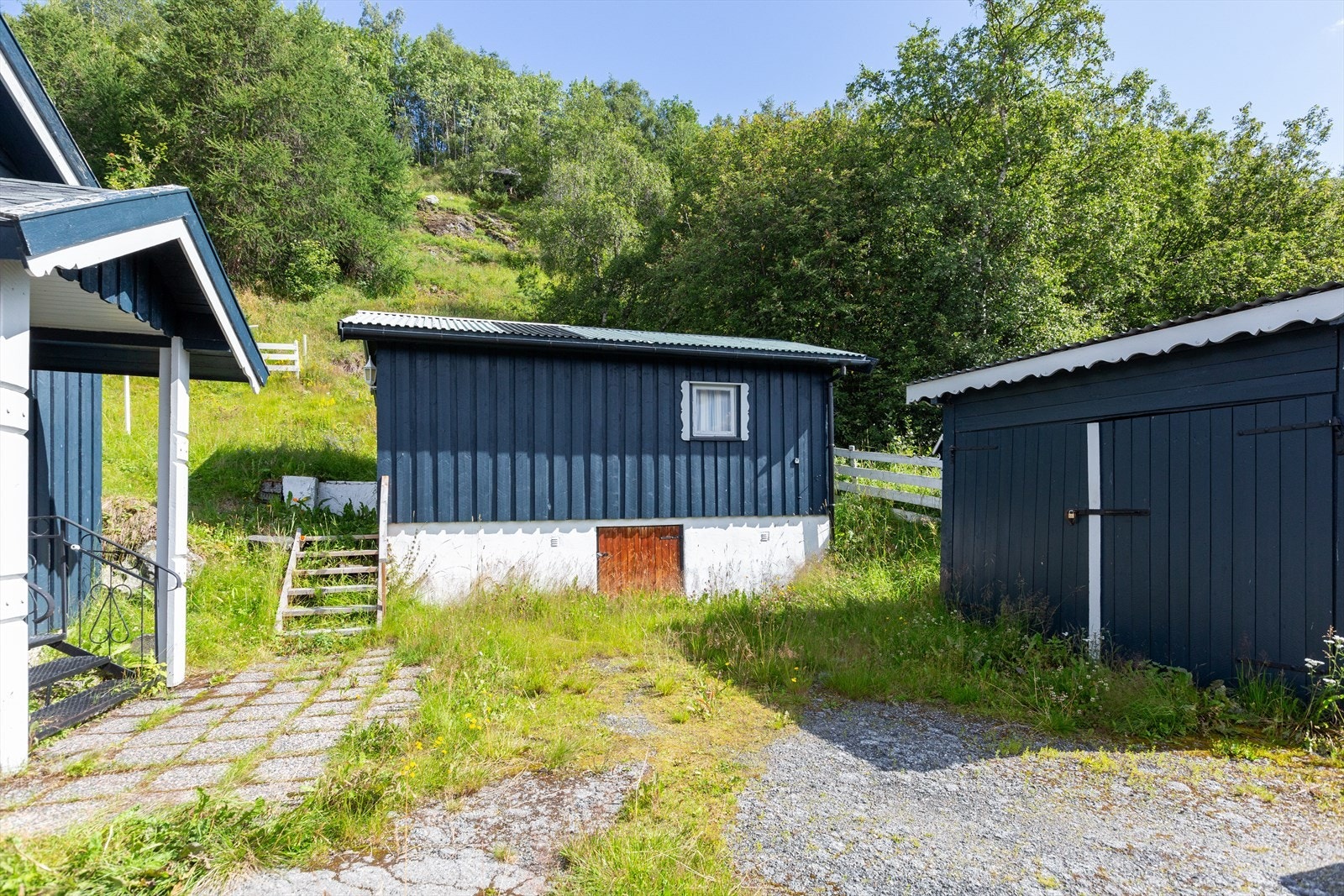 På tunet er det også garasje med plass til en liten bil. Galleribilde